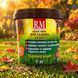 Відро осіннього добрива Royal Mix Grane Forte на газоні з листям